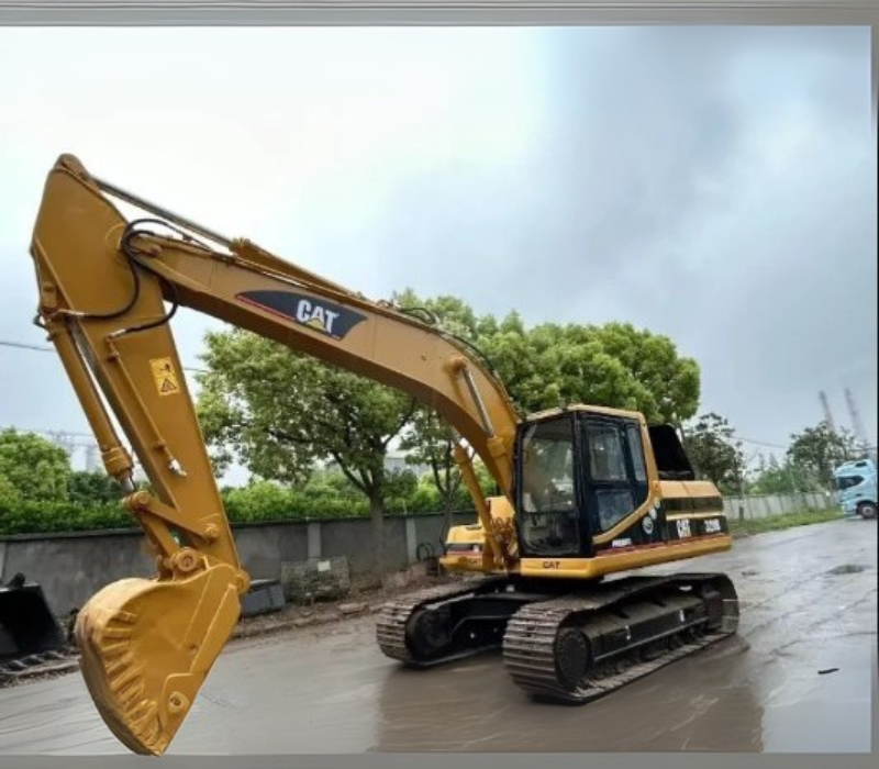 Wheeled vs. crawler excavator